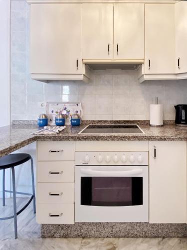 Tenerife Los Cristianos Dinastia one bedroom with great pool and mountain views