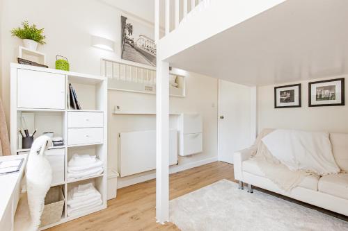 Habitación blanca con cama y escritorio en A'nB Oxford LUX 2-Bedroom plus private parking 5-STAR Central OX1 en Oxford