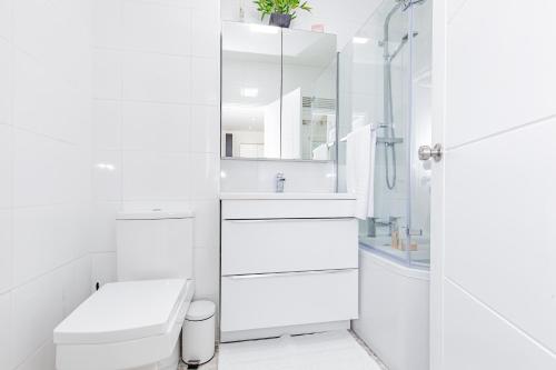 a white bathroom with a toilet and a shower at A'nB Oxford LUX 2-Bedroom plus private parking 5-STAR Central OX1 in Oxford