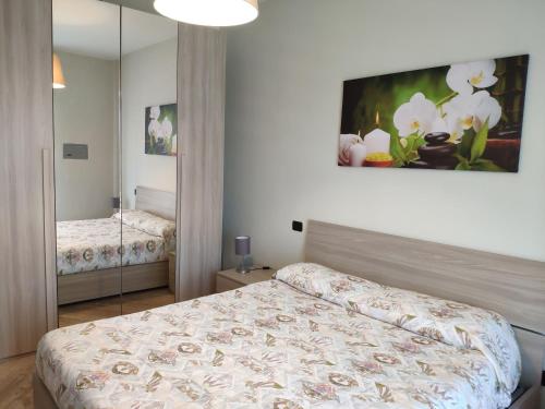 a hotel room with a bed and a mirror at Residenza Adriatica 1 in Roseto degli Abruzzi