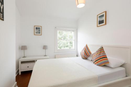 Llit o llits en una habitació de Fantastic Stays at Camden