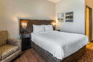 A bed or beds in a room at Suburban Studios Midland I-20