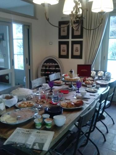 a long table with many plates of food on it at B&B Pieve Degli Artisti in Pietrasanta