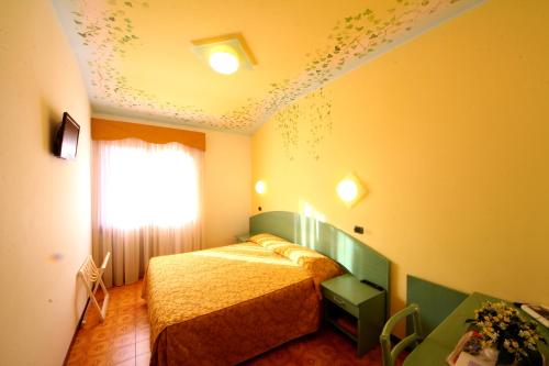 アプリカーレにあるLa Favorita Apricale B&B & Ristoranteのベッドルーム1室(ベッド1台、窓、テーブル付)