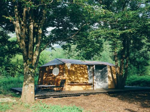 Un jardín fuera de LOOF Tiny House Camp