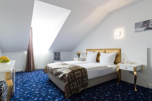 a hotel room with a bed and a desk at Hotel Bayer's in Munich