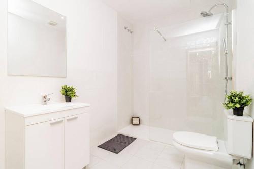 A bathroom at Bello Apartamento en Centro de Madrid, C/Infantas 1-3 by Batuecas