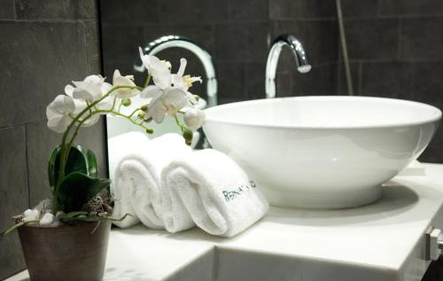 a bathroom counter with towels and a sink at Hotel Bernat de So in Llivia