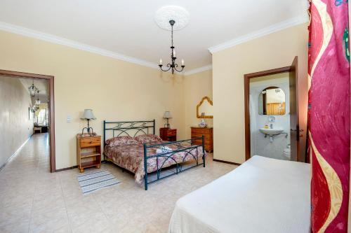 1 dormitorio con 1 cama y baño en Lantern apartments, en Marsalforn