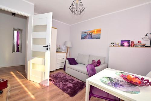 salon z kanapą i stołem w obiekcie Apartament nad Strugą w Toruniu