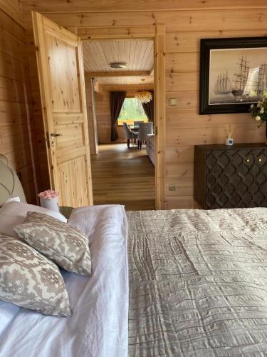 a bedroom with a bed in a log cabin at Rezidencia Woodchalet in Veľká Lomnica