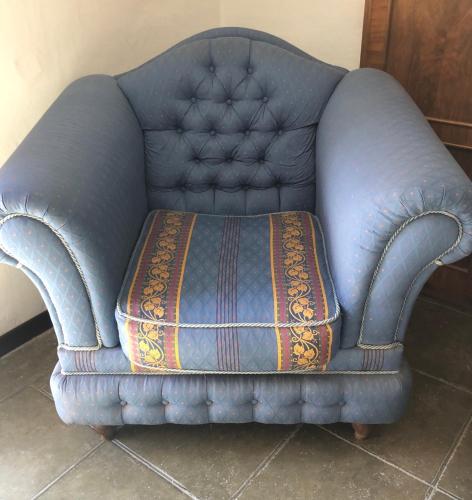 a blue couch with a seat on top of it at L'arco di corso Garibaldi 202 in Soveria Mannelli