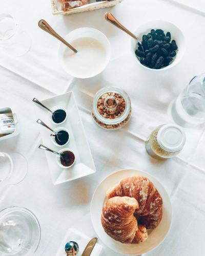 un tavolo bianco con piatti di pasticceria di Agriturismo La Sorgente a Camerano