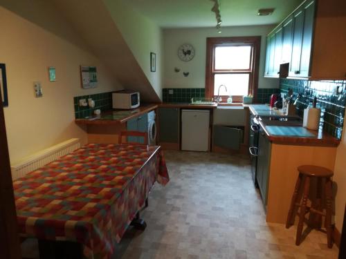 uma cozinha com um lavatório e um fogão forno superior em Midkinleith Farm Holiday Cottage em Edinburgo