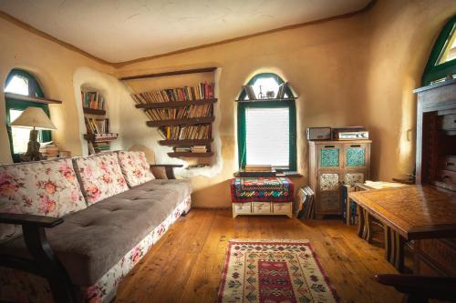uma sala de estar com um sofá e uma mesa em Popasul Verde em Sangeorz-Bai