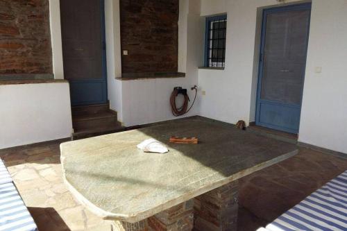 um quarto com uma mesa de madeira no meio em Mina's Kypri Apartment em Kypri