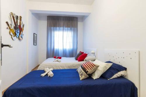 Tempat tidur dalam kamar di Maravilloso Apartamento en Puerta de Toledo C/Gasómetro by Batuecas