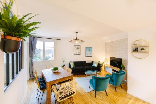 un salon avec une table et un canapé dans l'établissement L'Imperti'Nantes- T3bis de Standing, à Nantes