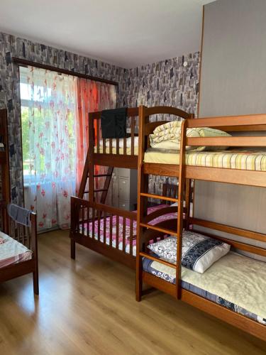 Двох'ярусне ліжко або двоярусні ліжка в номері Centre Hostel