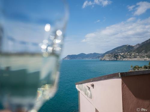 un balcón con vistas a un cuerpo de agua en Il Baluardo Sea View Apartment on the Cliff, en Manarola