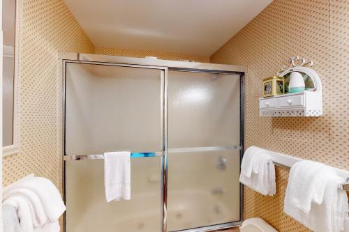 eine Dusche im Bad mit weißen Handtüchern in der Unterkunft Bromley Mountain Condo CD2 in Peru