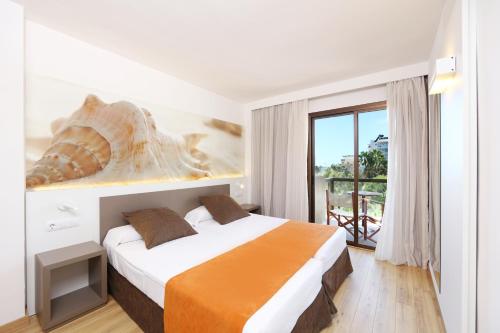 Apartamentos Jade في بلايا ذي بالما: غرفه فندقيه بسرير وشرفه