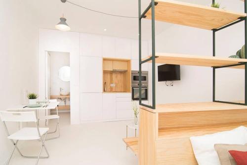 una camera con letto a soppalco e una sala da pranzo di Loft de Diseño en Pleno Centro de Madrid, Calle Torrecilla del Leal, by Batuecas a Madrid