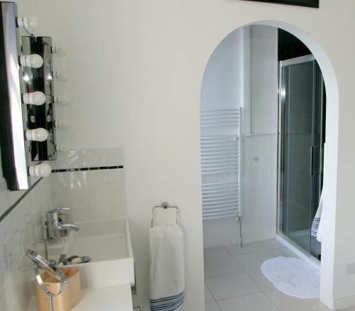 Kirklands House Melrose Bed and Breakfast في ميلروز: حمام أبيض مع حوض ومرآة