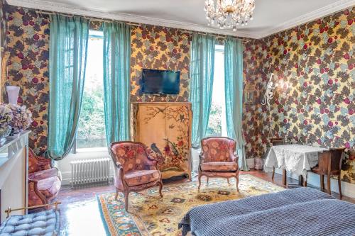 - une chambre avec un lit, une table et des chaises dans l'établissement La Rebière d'Or, B&B et Gîte, à Mouleydier