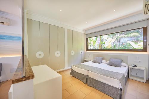 Ένα ή περισσότερα κρεβάτια σε δωμάτιο στο Apartamentos Jade - Adults Only