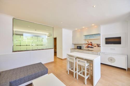Η κουζίνα ή μικρή κουζίνα στο Apartamentos Jade - Adults Only