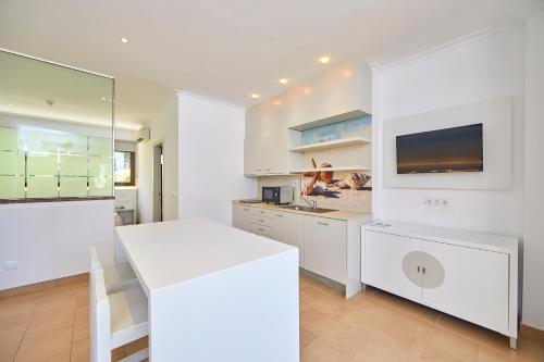 Η κουζίνα ή μικρή κουζίνα στο Apartamentos Jade - Adults Only