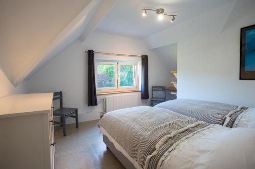 - une chambre avec un lit et une fenêtre dans l'établissement Grand appartement Marie-Thérèse, à Spa