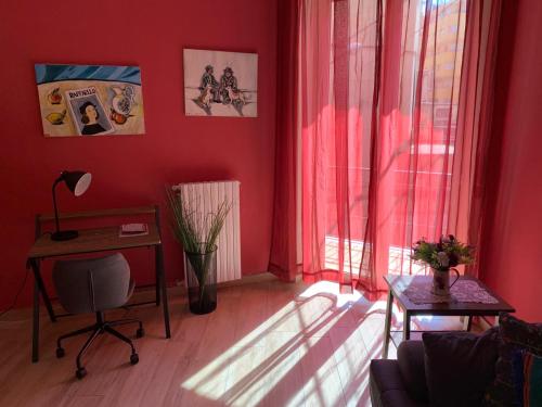 czerwony salon z biurkiem i oknem w obiekcie Helios Home City Center w mieście Salerno