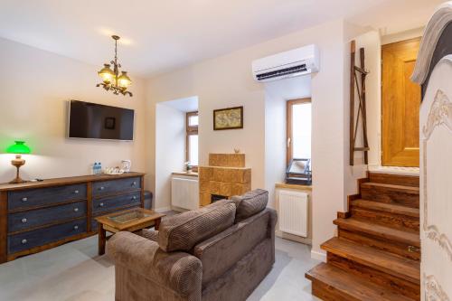 a living room with a couch and a tv at Aparthotel Zakątna B&B in Tarnów