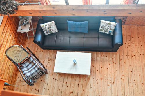 an overhead view of a black leather couch and a table at Aqua Faház in Mesteri