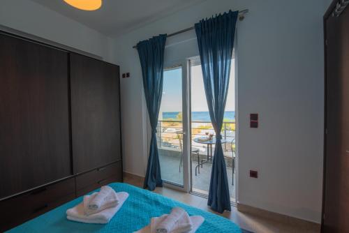 Aegiali Sea View Villa tesisinde bir odada yatak veya yataklar