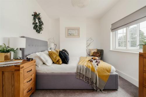 Posteľ alebo postele v izbe v ubytovaní Littlefields - Stylish, Modern Cottage With Large Garden, Close To Beach
