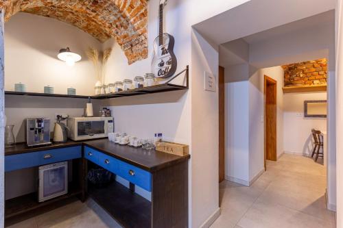 a kitchen with a blue counter and a microwave at Aparthotel Zakątna B&B in Tarnów