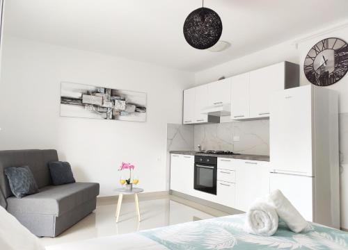 White Studio Apartman