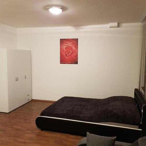 1 dormitorio con 1 cama y una pintura en la pared en Gasthaus Kristall en Salzwedel