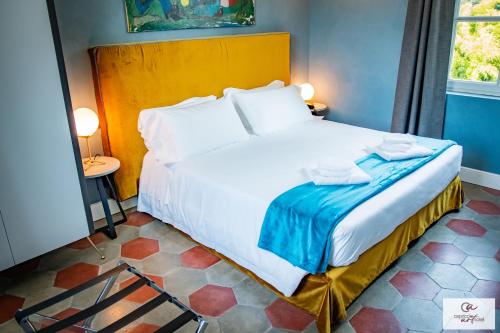 sypialnia z dużym białym łóżkiem w pokoju w obiekcie Capriccio Art Hotel w mieście Serravalle Scrivia