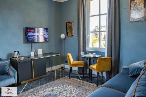 salon z łóżkiem, stołem i krzesłami w obiekcie Capriccio Art Hotel w mieście Serravalle Scrivia
