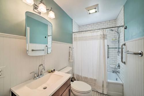 Ένα μπάνιο στο Yellowstone Country Family Home with View and Hot Tub