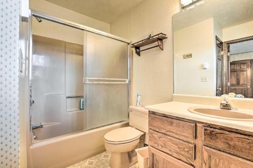W łazience znajduje się toaleta, umywalka i prysznic. w obiekcie Rustic Cabin with Fireplace - 2 Mi to Grand Lake! w mieście Grand Lake