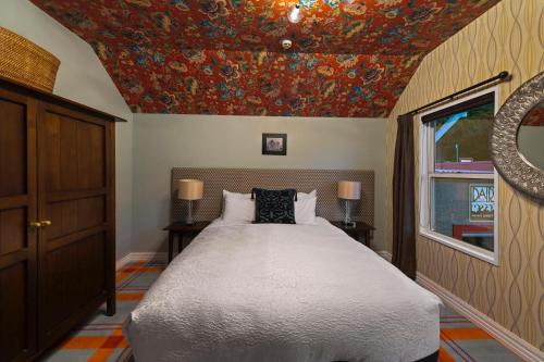Tempat tidur dalam kamar di The Dairy Private Hotel by Naumi Hotels