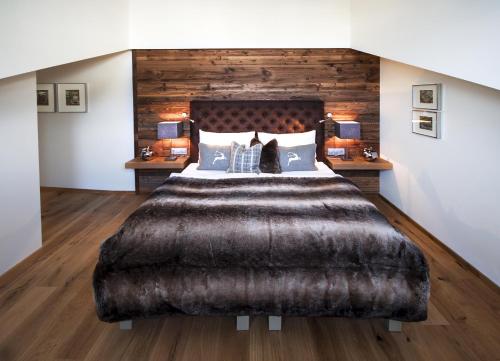 Una cama o camas en una habitación de Alpines Gourmet Hotel Montanara