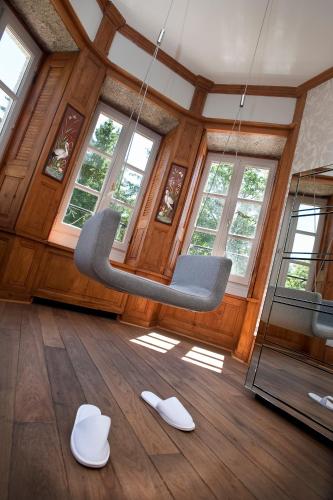 un salon avec deux chaises et une télévision dans l'établissement Le Château D'orfeuillette, à La Garde