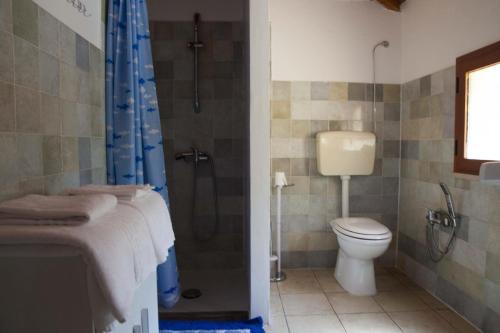 クアルトゥ・サンテーレナにあるApartment in Quartu Sant'Elena 26308のバスルーム(シャワー、トイレ付)