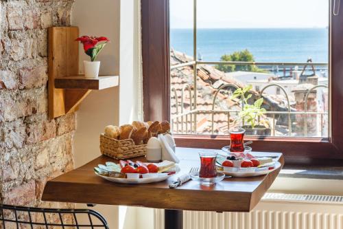 - une table avec de la nourriture et une vue sur l'océan dans l'établissement Hotel Miro Mansion Old City, à Istanbul